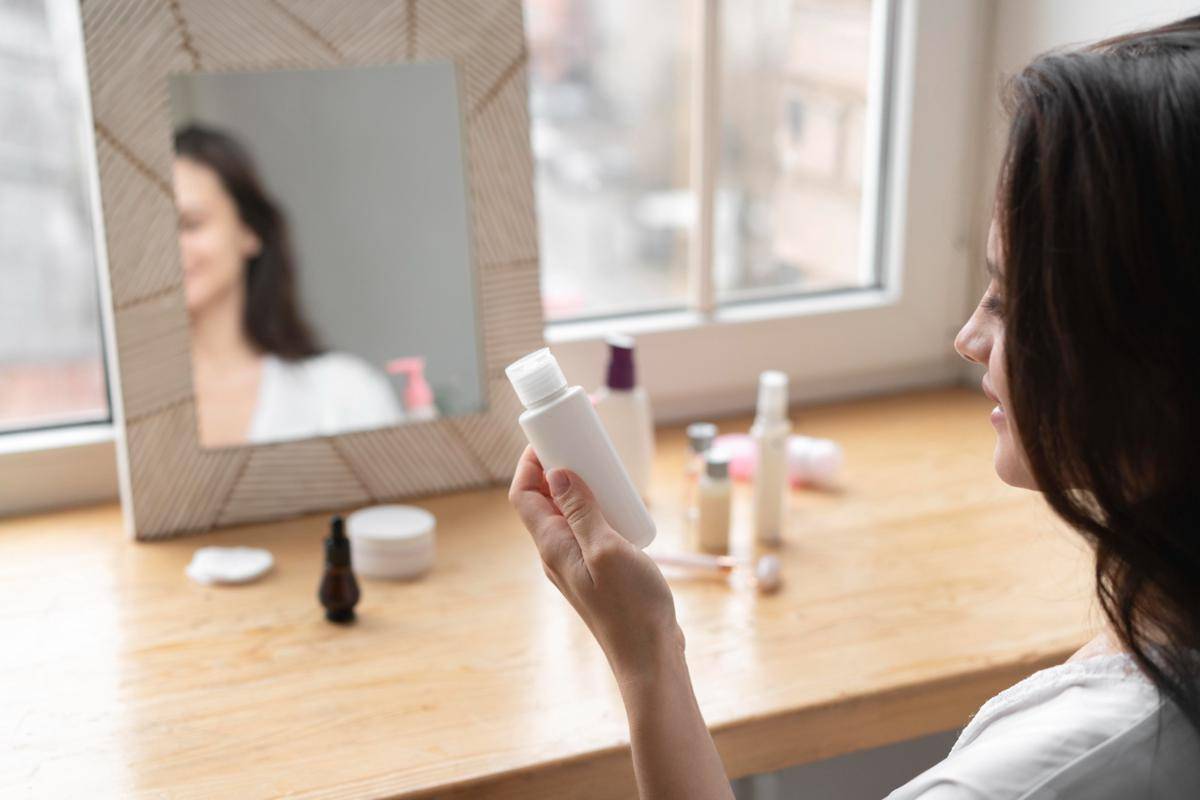 ilustrasi memilih produk skincare (freepik.com/freepik)
