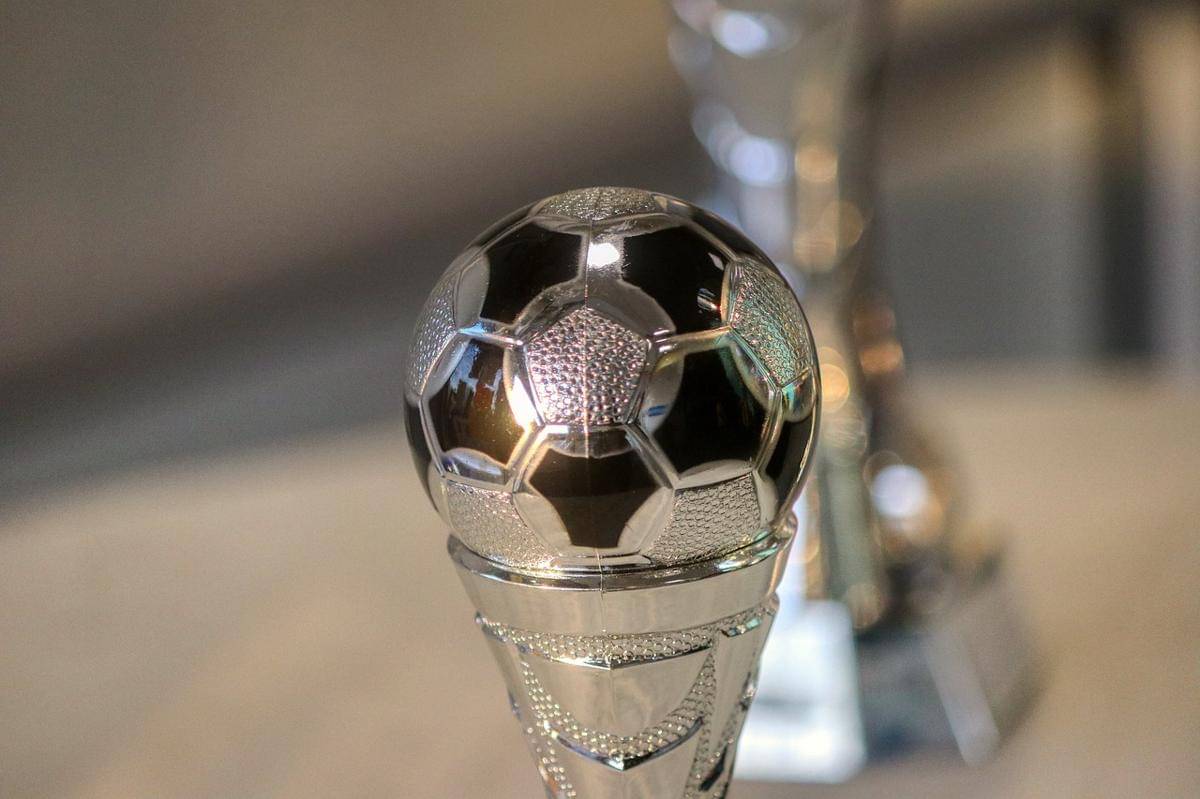ilustrasi piagam penghargaan silver ball