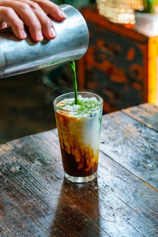 Ilustrasi matcha espresso almond milk (pexels.com/Daniel Torobekov)