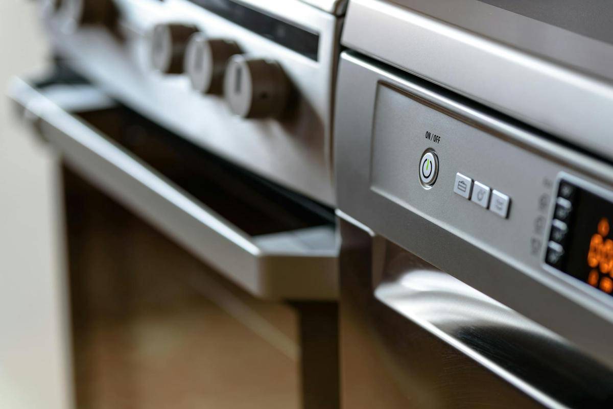 ilustrasi memanaskan oven 