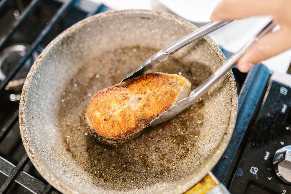 Perbedaan Menggoreng Deep Fry dan Shallow Fry, Beda Metode!