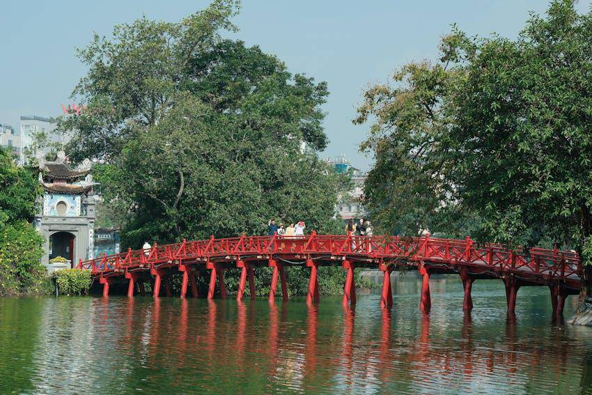 ilustrasi jembatan merah danau Hoan Kiem, Vietnam (pexels.com/tu nguyen)