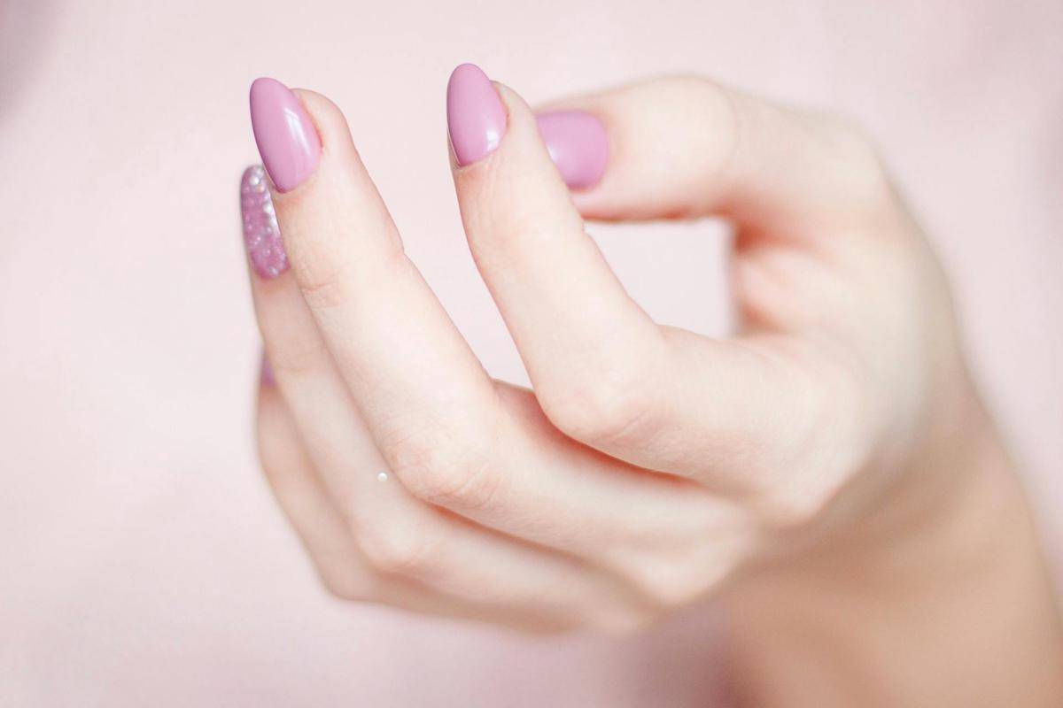 potret kuku dengan nail art ungu (pexels.com/Valeria Boltneva)