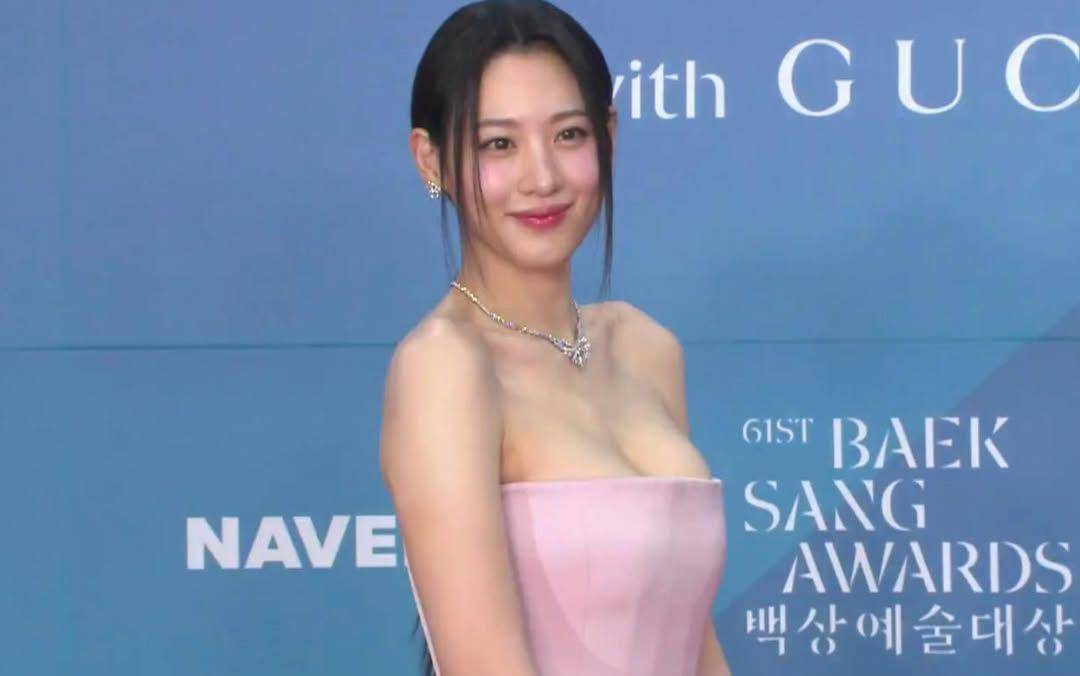 Claudia Kim (instagram.com/claudiashkim)