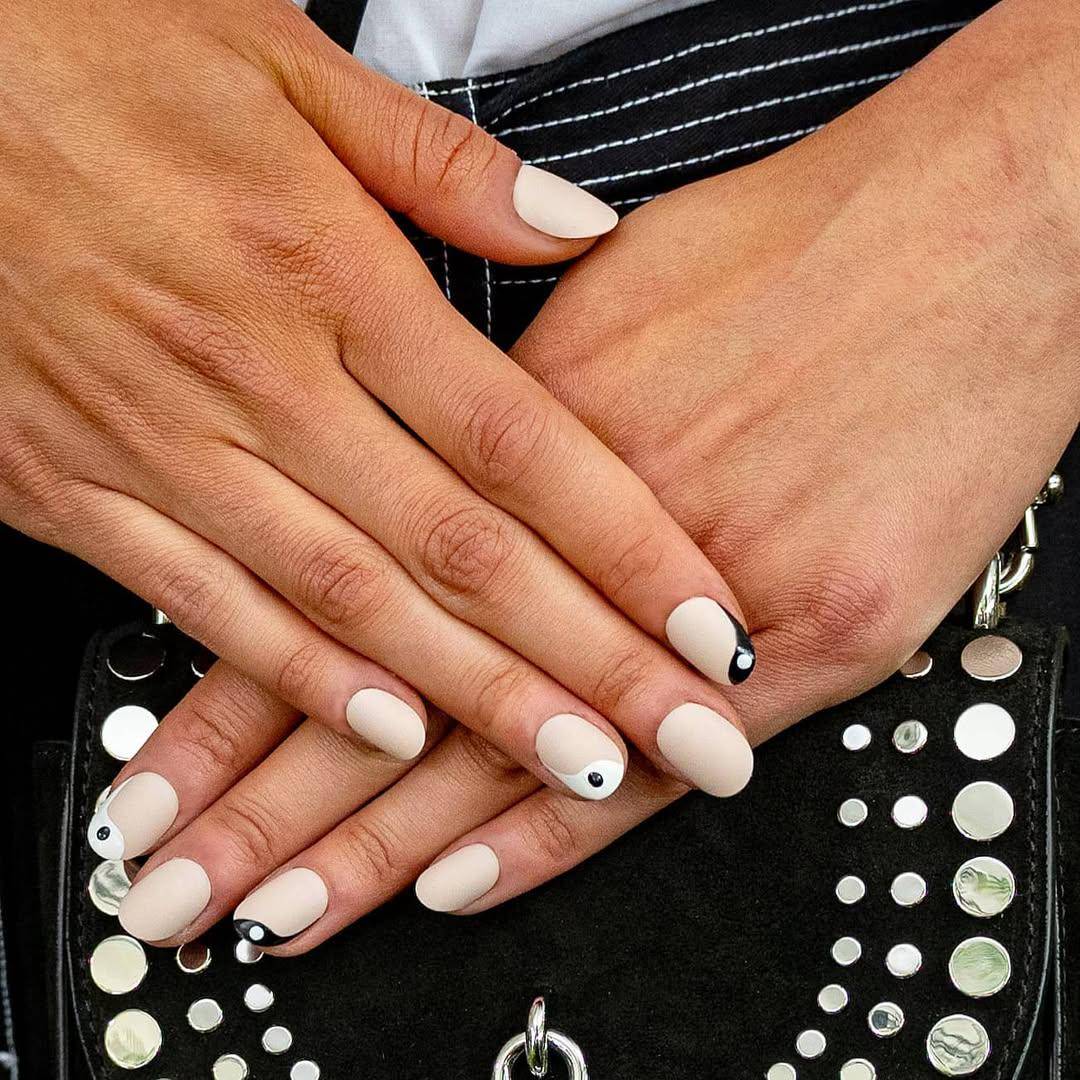 Inspirasi linen nails (instagram.com/ginaedwards_)