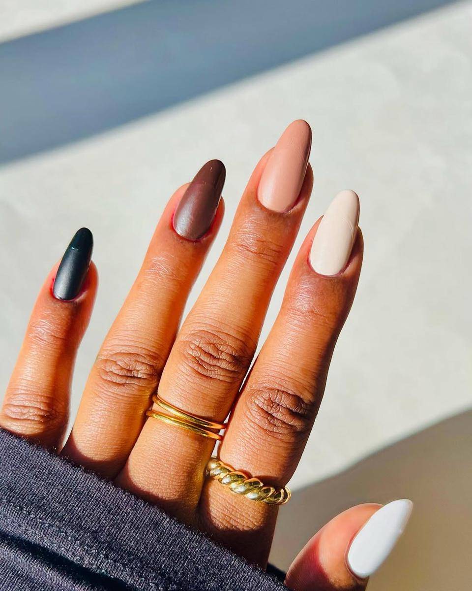 Inspirasi linen nails (instagram.com/brushedbyb_)