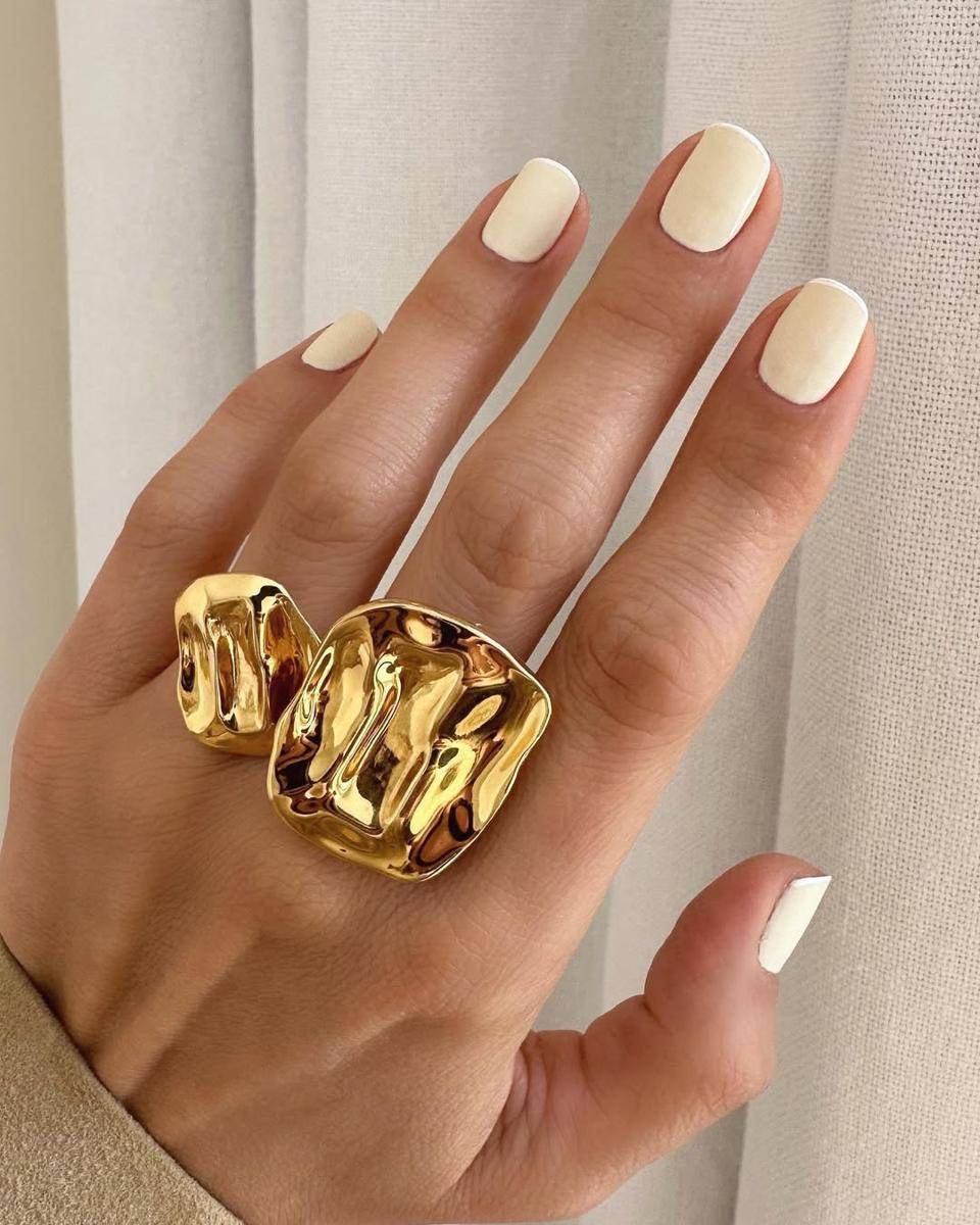 Inspirasi linen nails (instagram.com/betina_goldstein)