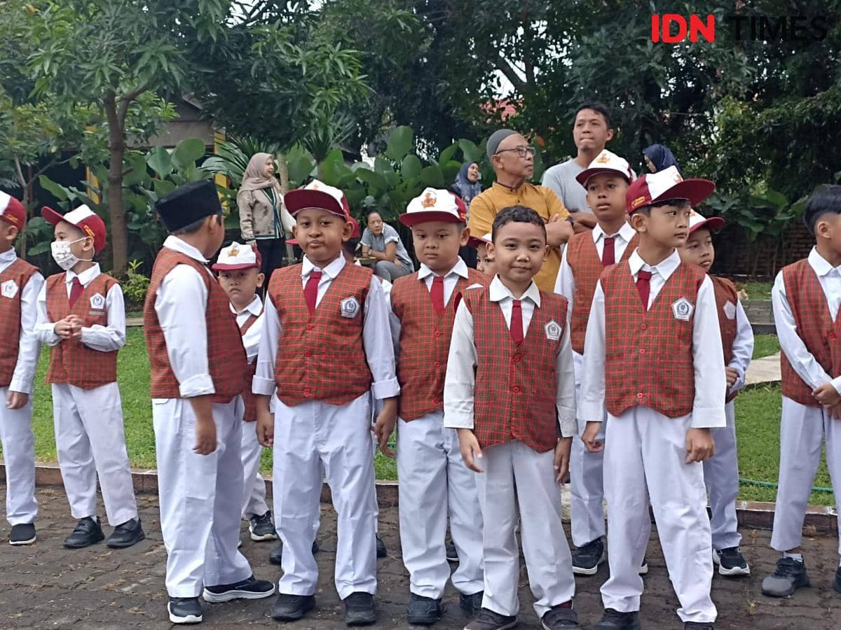 Ilustrasi Kegiatan MPLS bagi siswa peserta didik baru tahun 2025 (IDN Times/Dini Suciatiningrum)