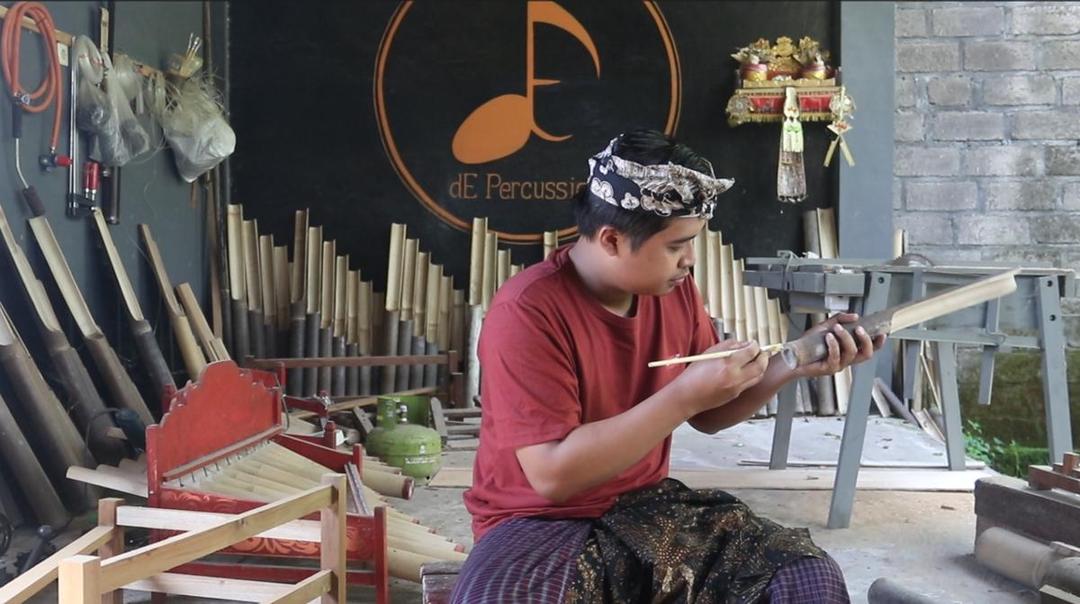 89_pemuda-desa-buleleng-bali-bawa-produk-gamelan-rindik-bambu-tembus-pasar-ekspor_2025-07-13-14-17-56.jpg