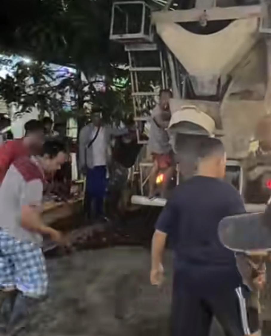 viral jalan rusak langsung di cor