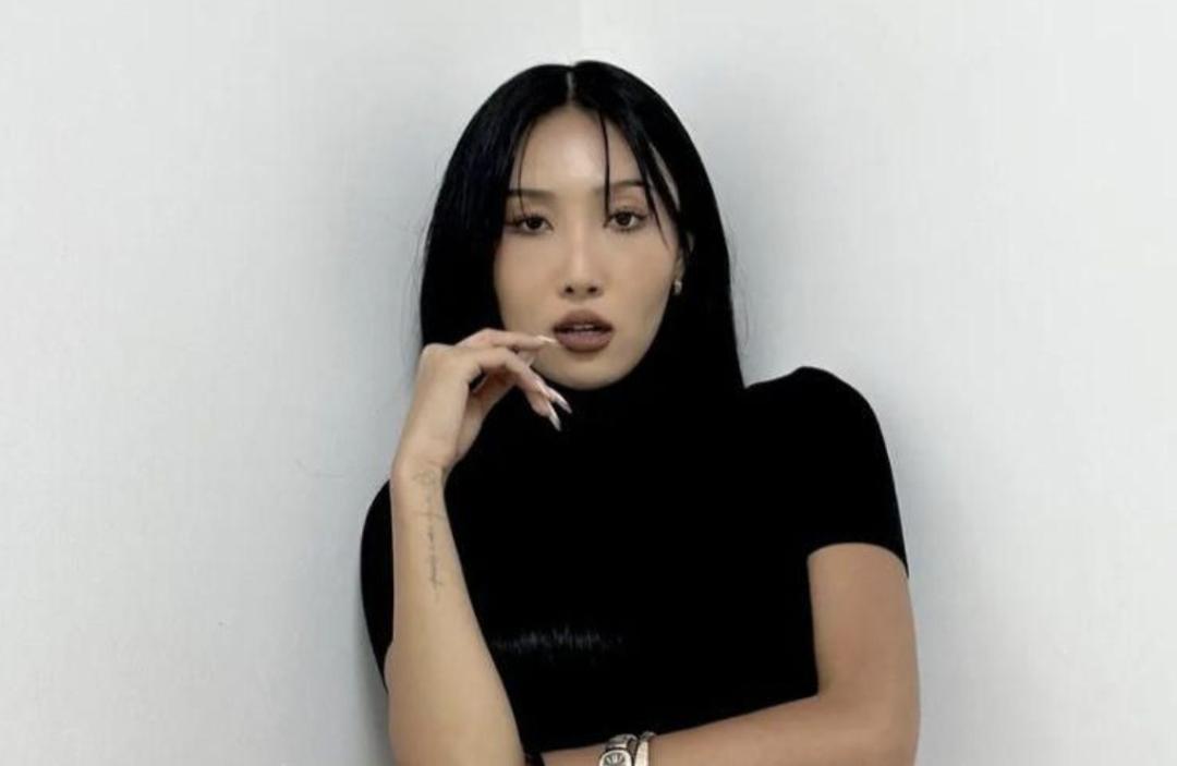 ⁠In Ear Hwasa MAMAMOO Pernah Pecah, Bikin Telinga Kirinya Sulit Dengar