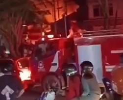 Terhalang Mobil Warga, Truk Damkar Balikpapan Nekat Menyundul!