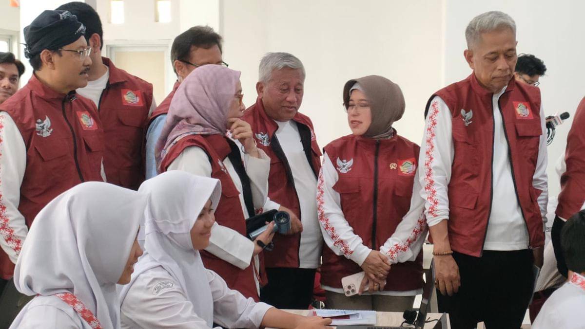 Para menteri menyapa siswa Sekolah Rakyat di Karadenan, Cibinong, Kabupaten Bogor, Senin (14/7/2025)
