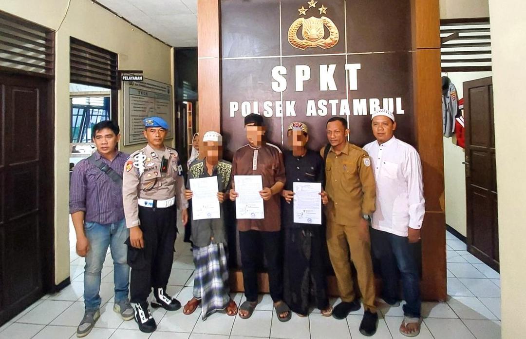 Tiga terduga pelaku mengambil duit wakaf di kubah Makam Datu Kalampayan menyampaikan permohonan maaf, usai masalah diselesaikan secara kekeluargaan, di Polsek Astambul, Senin (14/7/2025).