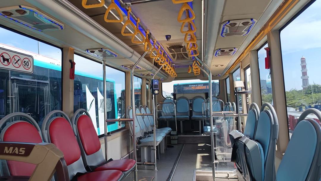Bagian dalam bus Trans Sulsel yang diluncurkan di jembatan CPI, Makassar, Senin (14/7/2025). (IDN Times/Asrhawi Muin)