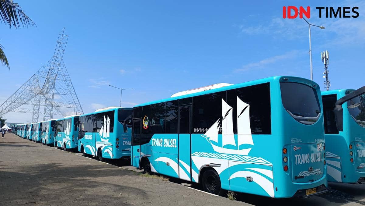 Wujud bus Trans Sulsel yang diluncurkan di jembatan CPI, Makassar, Senin (14/7/2025). (IDN Times/Asrhawi Muin)