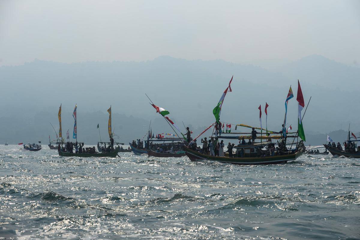 antarafoto-tradisi-ruwat-laut-nelayan-carita-1752472280.jpg