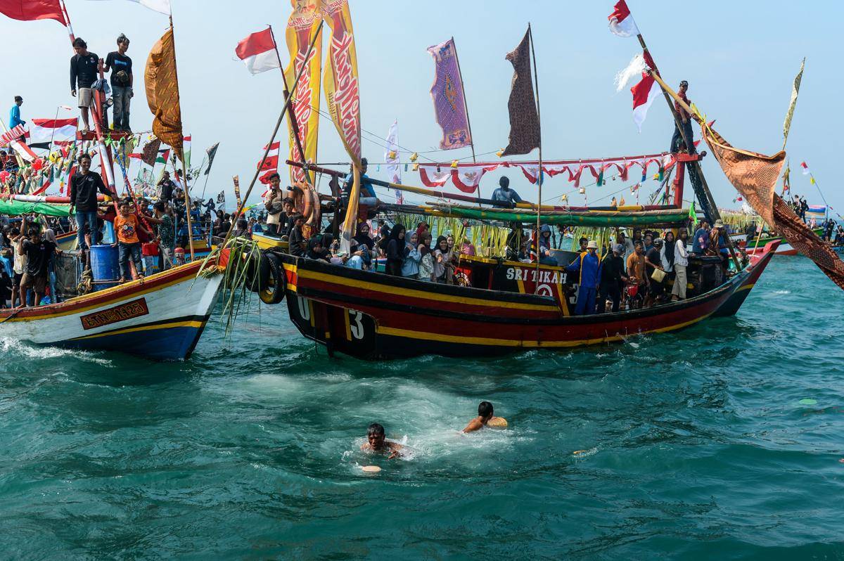 antarafoto-tradisi-ruwat-laut-nelayan-carita-1752472274.jpg