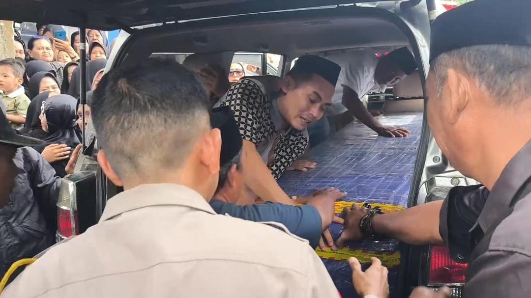 Jenazah Safaruddin Dg Nojeng saat tiba di rumah duka di Kabupaten Gowa, Senin (14/7/2025)/Istimewa