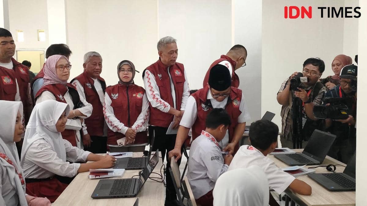 Para menteri menyapa siswa Sekolah Rakyat di Karadenan, Cibinong, Kabupaten Bogor, Senin (14/7/2025) (IDN Times/Linna Susanti)