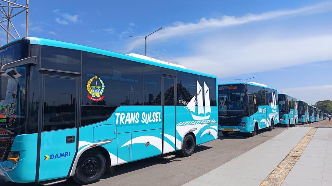 Wujud bus Trans Sulsel yang diluncurkan di jembatan CPI, Makassar, Senin (14/7/2025). (IDN Times/Asrhawi Muin)