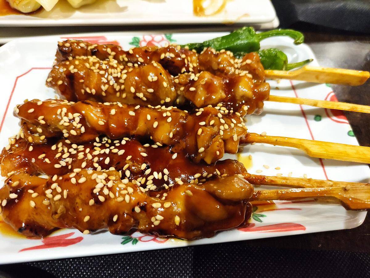 5 Perbedaan Yakitori dan Sate Ayam, Cara Masaknya Gak Sama!