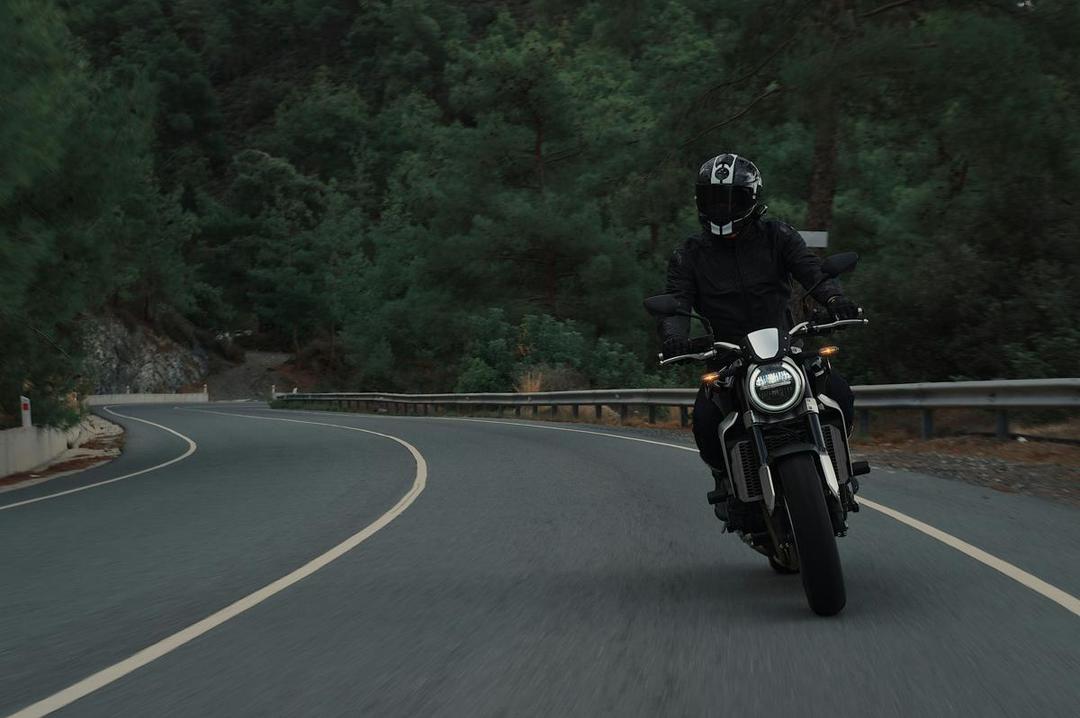 4 Tips Mengendarai Motor Sambil Menjaga Postur, Cegah Pegal!