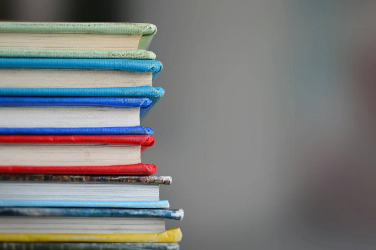 ilustrasi buku (unsplash.com/Kimberly Farmer)