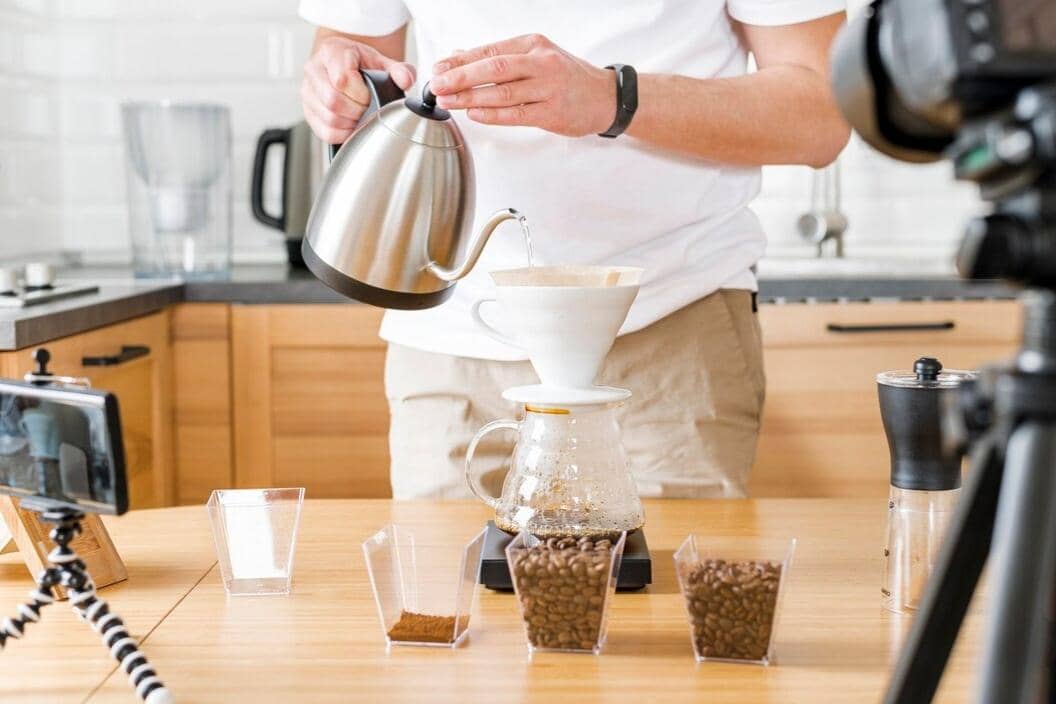 5 Ide Side Hustle Pecinta Dunia Perkopian yang Menghasilkan Cuan