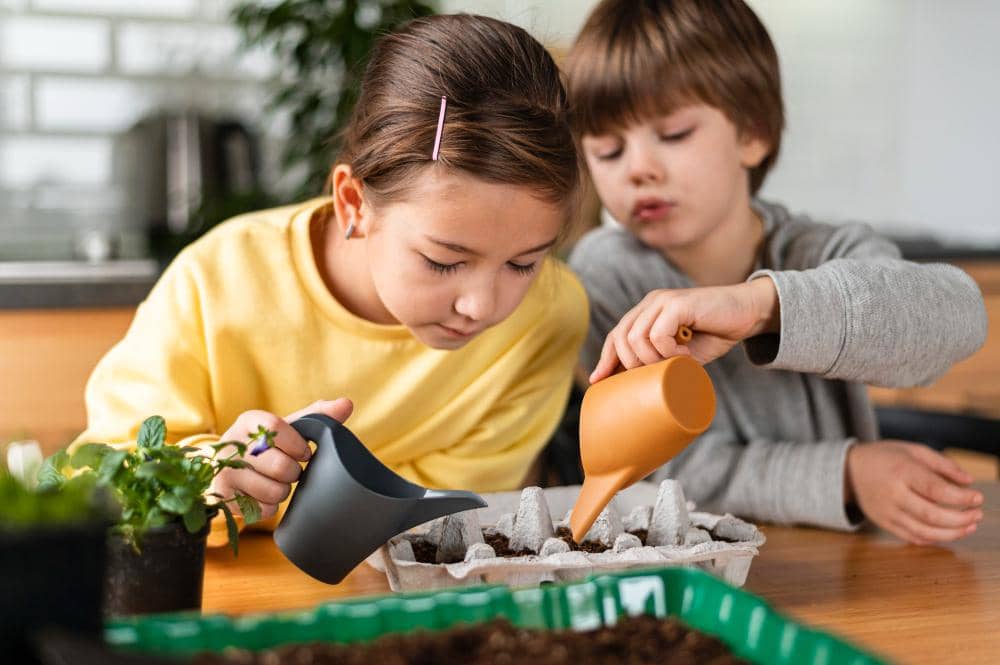 ilustrasi anak menyiram tanaman