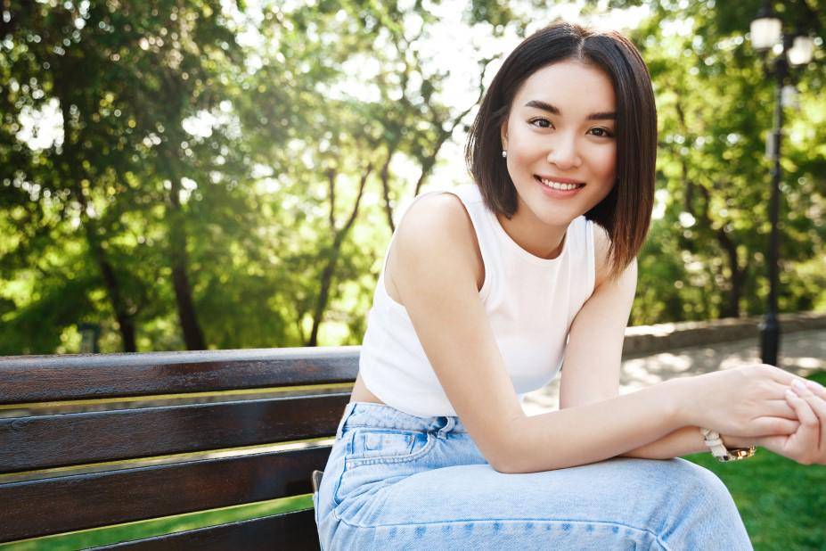 ilustrasi perempuan bahagia (freepik.com/lookstudio)