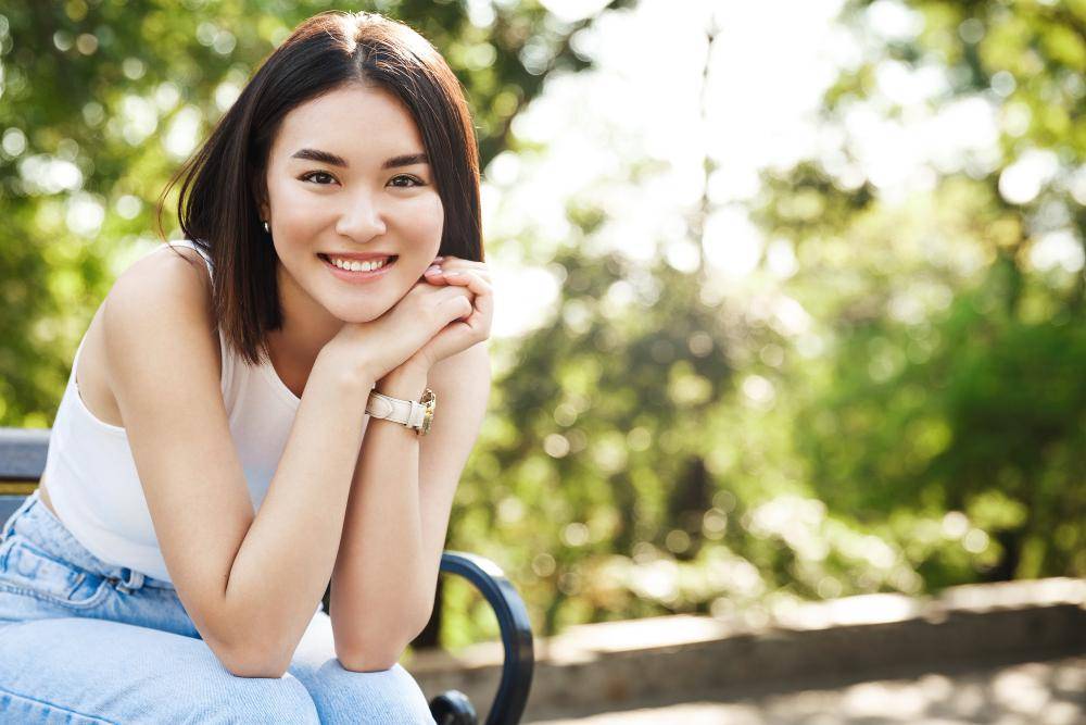 ilustrasi perempuan tersenyum (freepik.com/lookstudio)