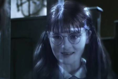 Moaning Myrtle si Hantu Penjaga Kamar Mandi Wanita (dok. Warner Bros/ Harry Potter and the Chamber of Secrets)