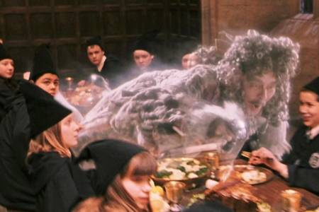 Si Baron Berdarah Menyambut Murid-Murid Slytherin (dok. Warner Bros/ Harry Potter and the Philosopher's Stone)