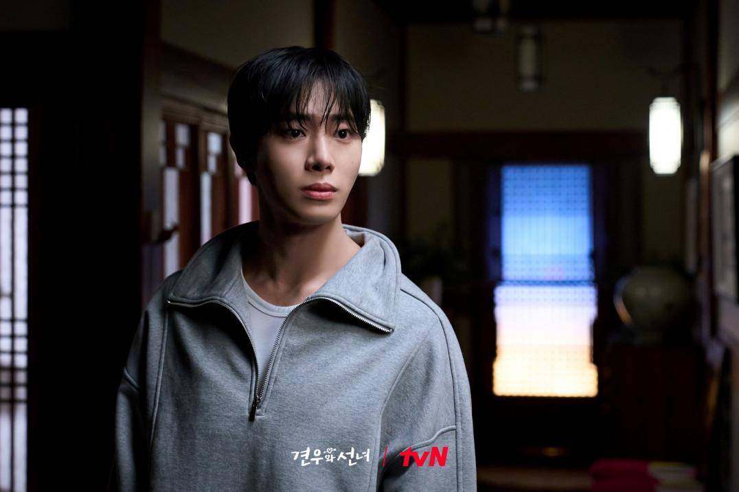 7 Perubahan Gyeon Woo Usai Dirasuki Bongsu di Drakor Head Over Heels