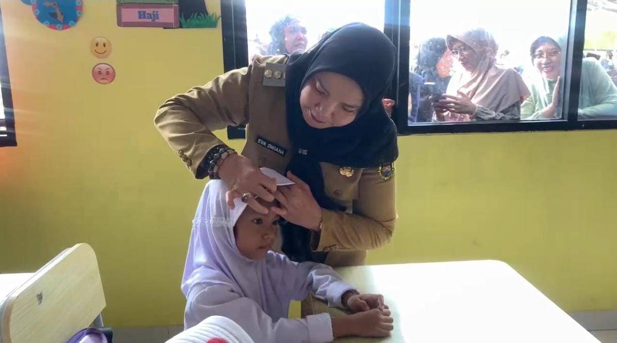 Walikota Bandar Lampung, Eva Dwiana saat memantau MPLS. (IDN Times/Muhaimin)