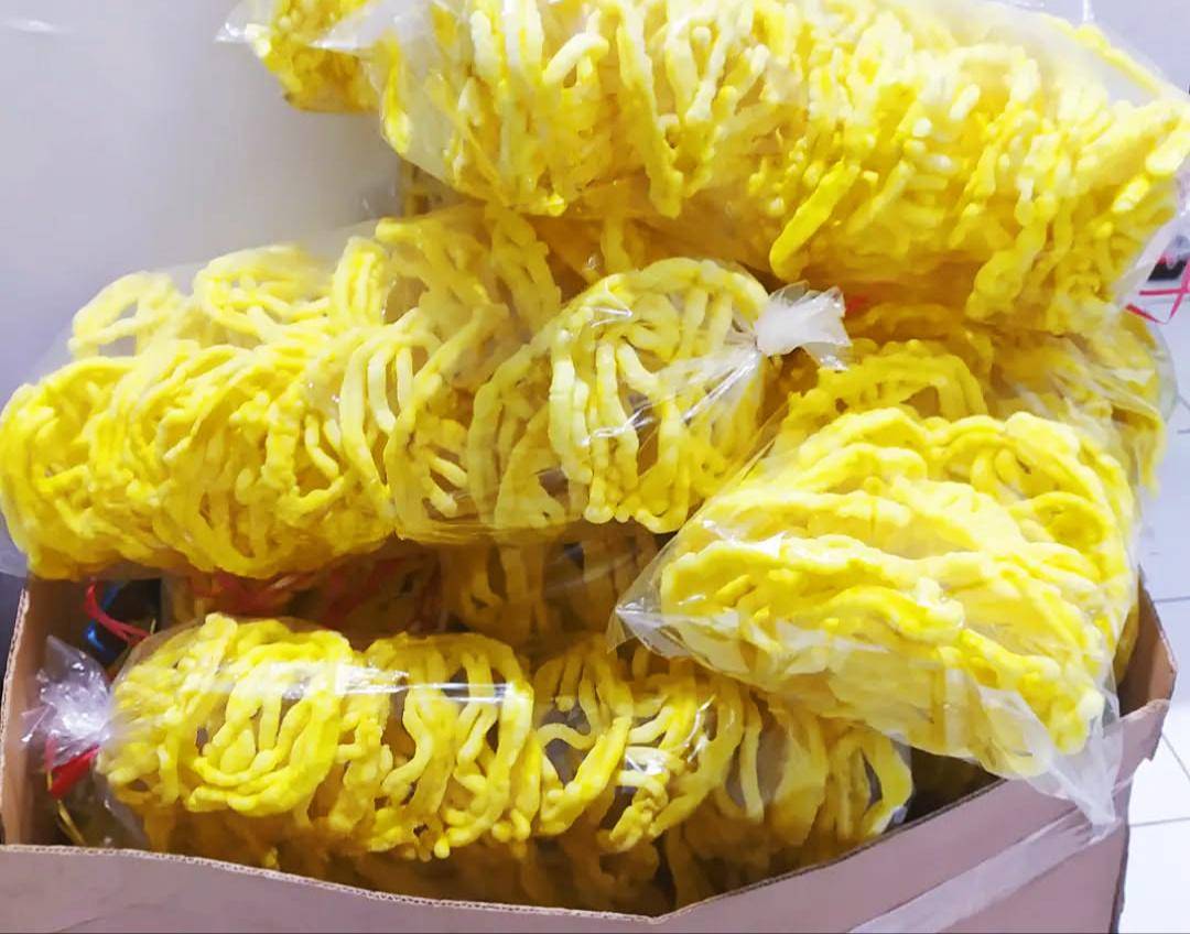 ilustrasi kerupuk mie kuning 