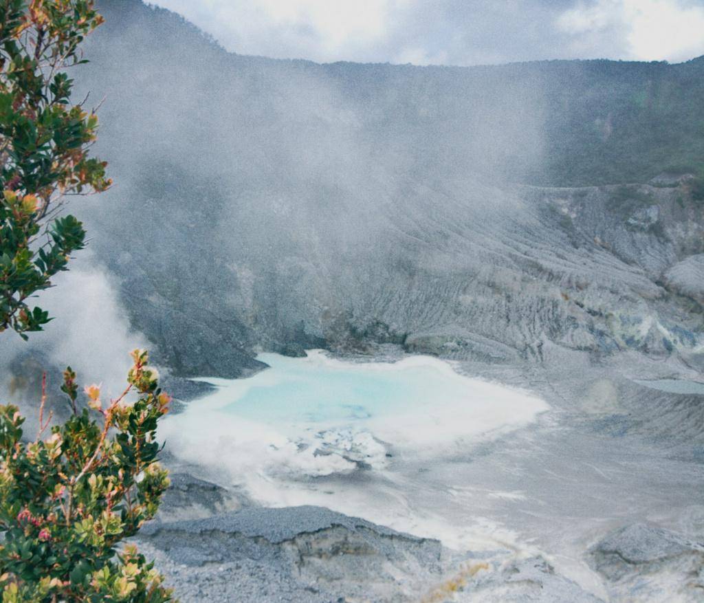 kawah Gunung Tangkuban Perahu (unsplash.com/Fairuz Naufal Zaki)