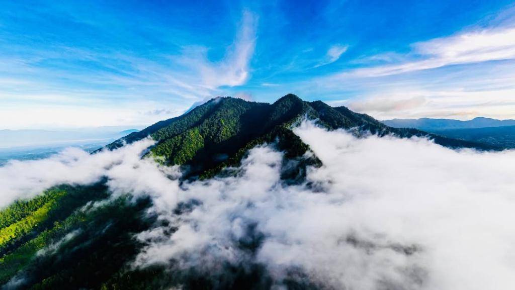 pemandangan puncak Gunung Burangrang (instagram.com/acelsplh)