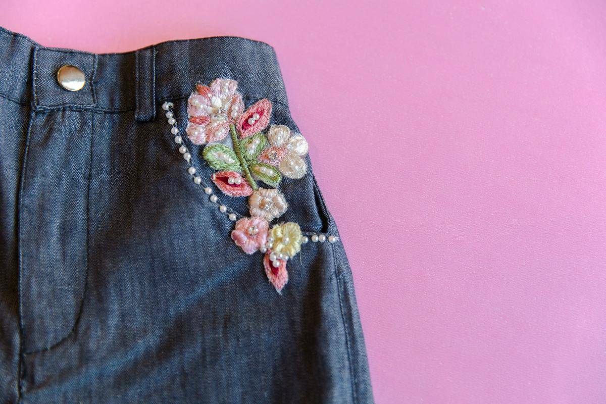ilustrasi celana jeans dengan ornamen sulam (unsplash.com/Izabelly Marques)