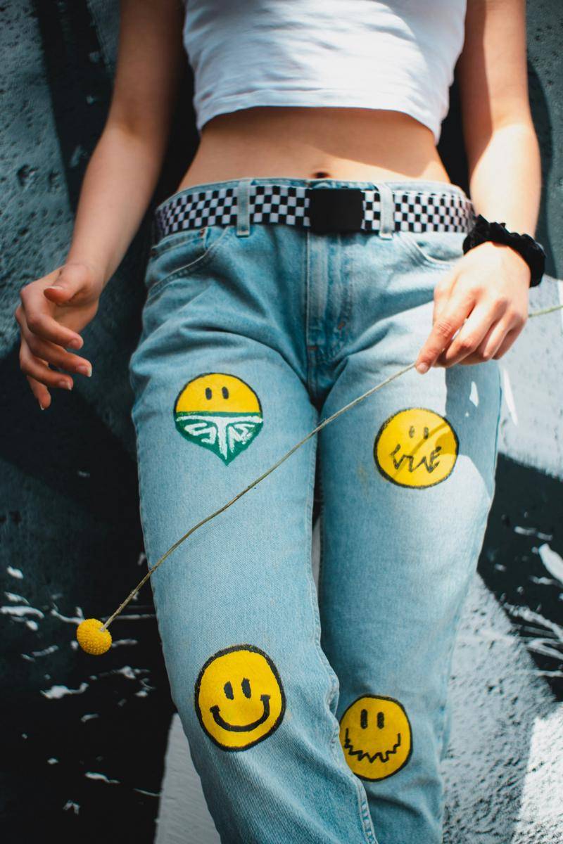 ilustrasi celana jeans lukis (unsplash.com/Kilian Seiler)