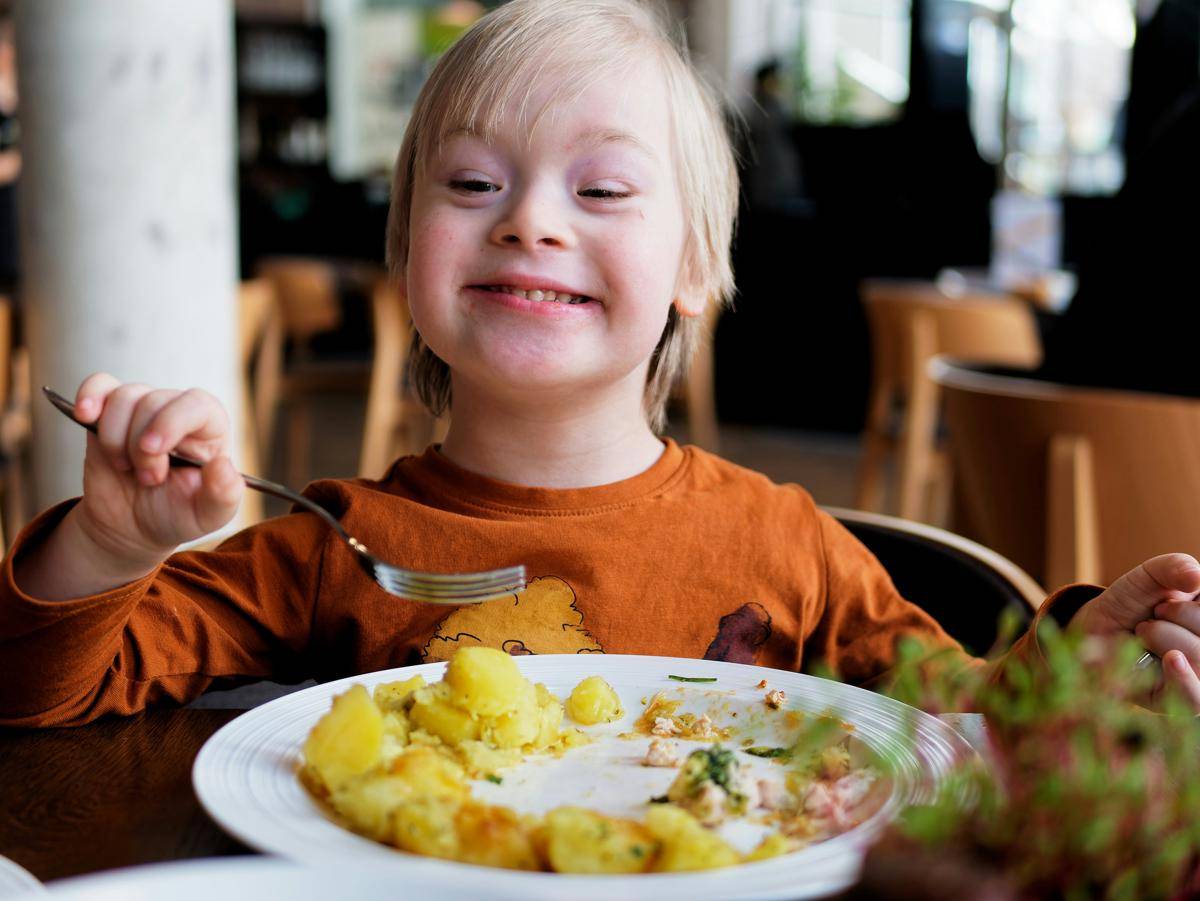 ilustrasi anak sarapan (unsplash.com/Pavol Štugel)