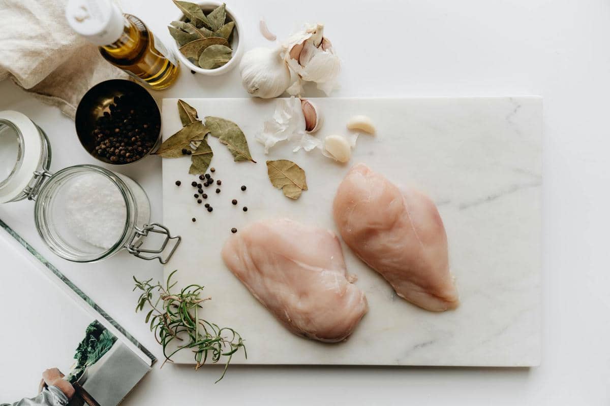 Ilustrasi ayam fillet sebagai bahan masakan, menampilkan potongan daging ayam tanpa tulang berwarna merah muda.