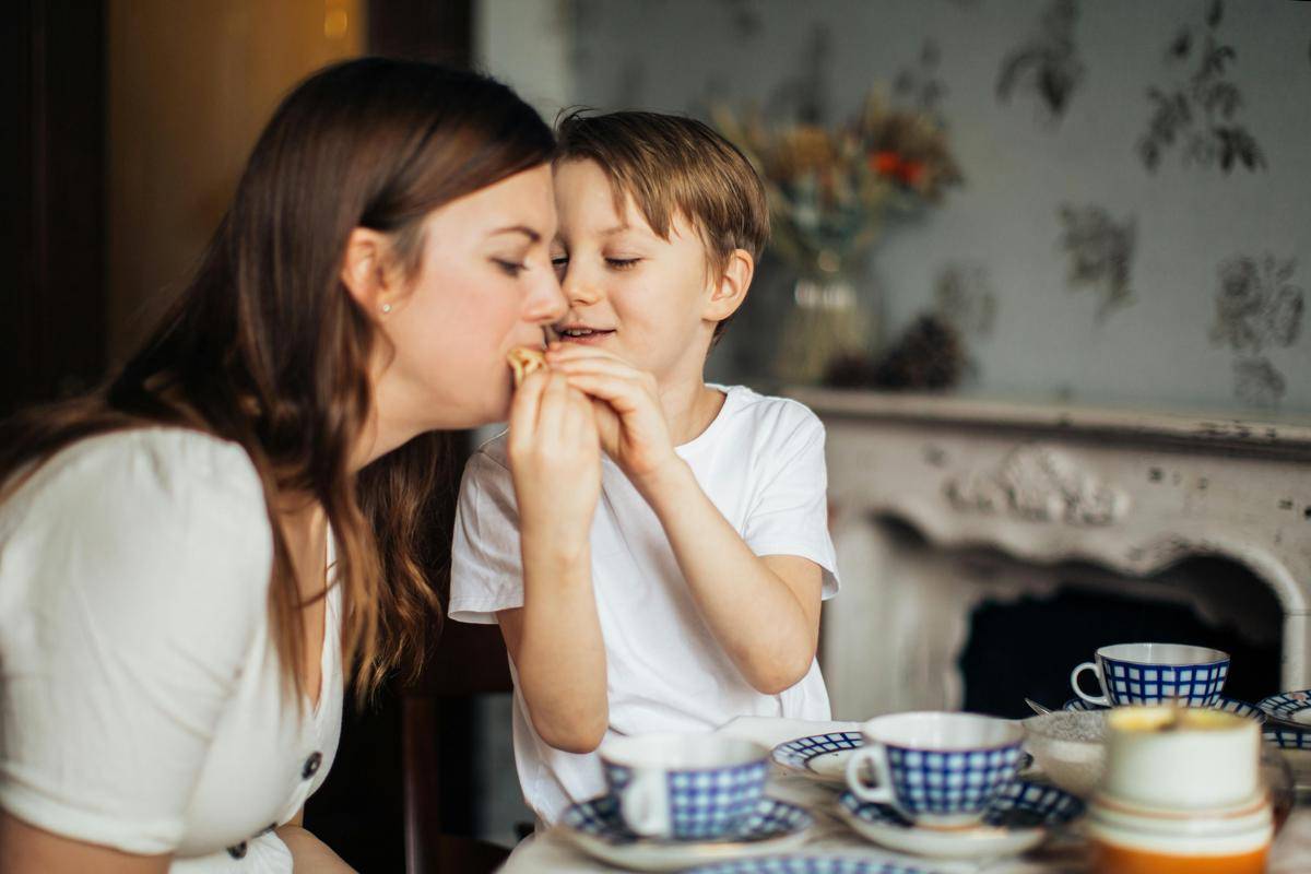 ilustrasi anak sarapan bersama ibunya (pexels.com/Elina Fairytale)