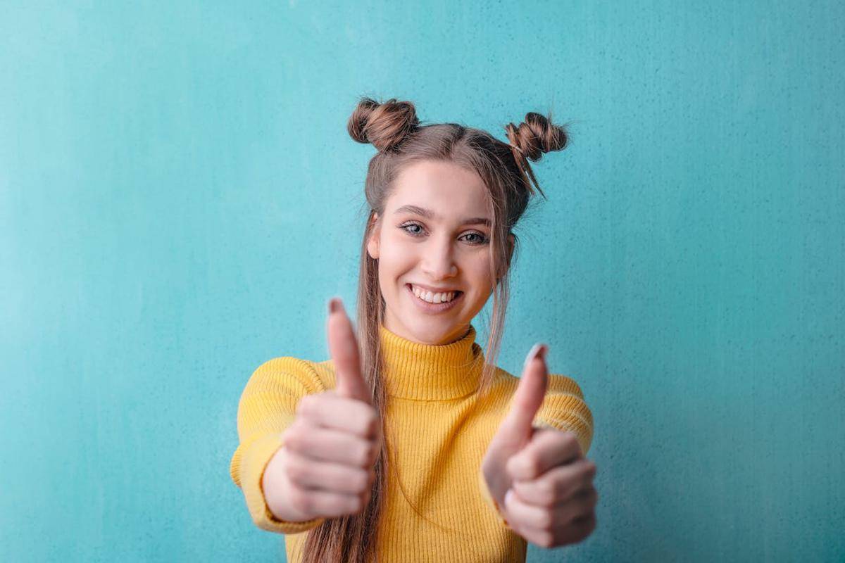 Ilustrasi wanita tersenyum (pexels.com/Andrea Piacquadio)