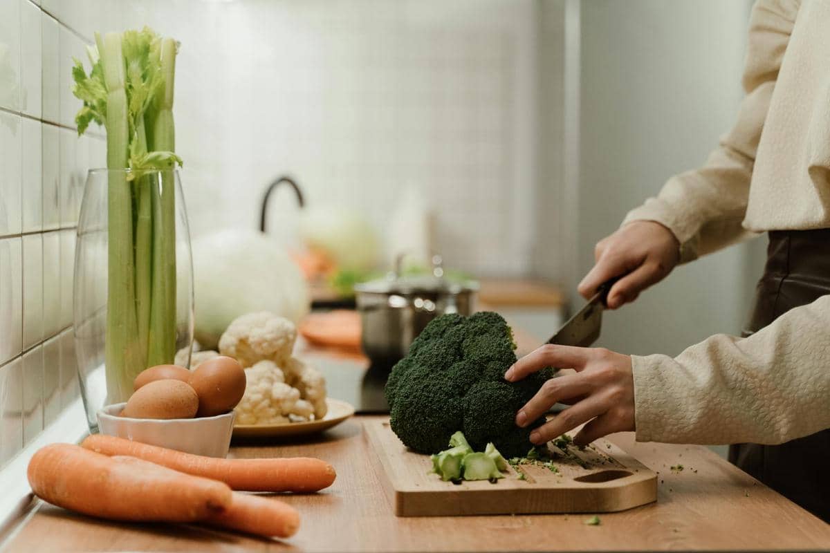 ilustrasi memotong sayur