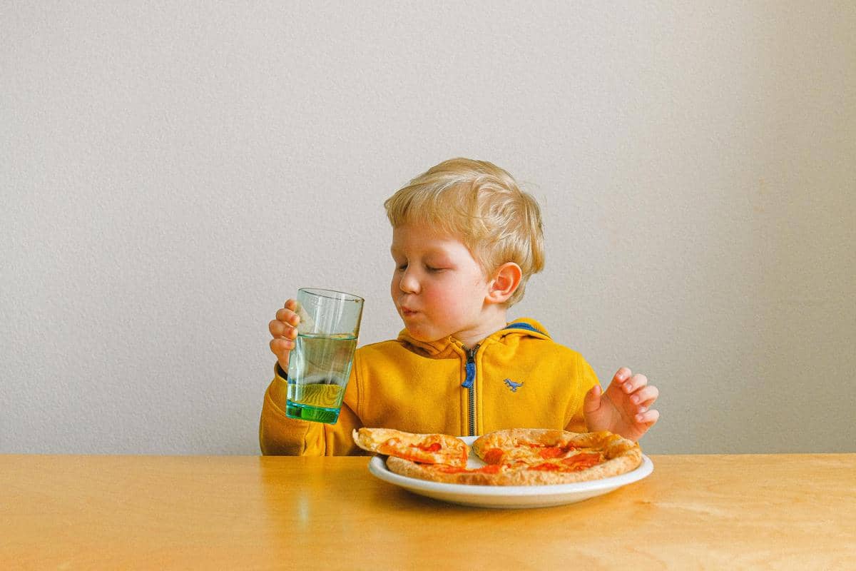 ilustrasi anak sarapan (pexels.com/Anna SHVETS)