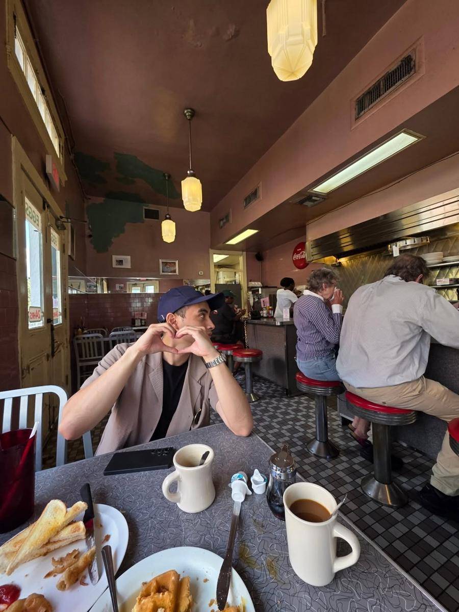 Omara Esteghlal makan di restoran favorit di Los Angeles (instagram.com/omara.esteghlal)