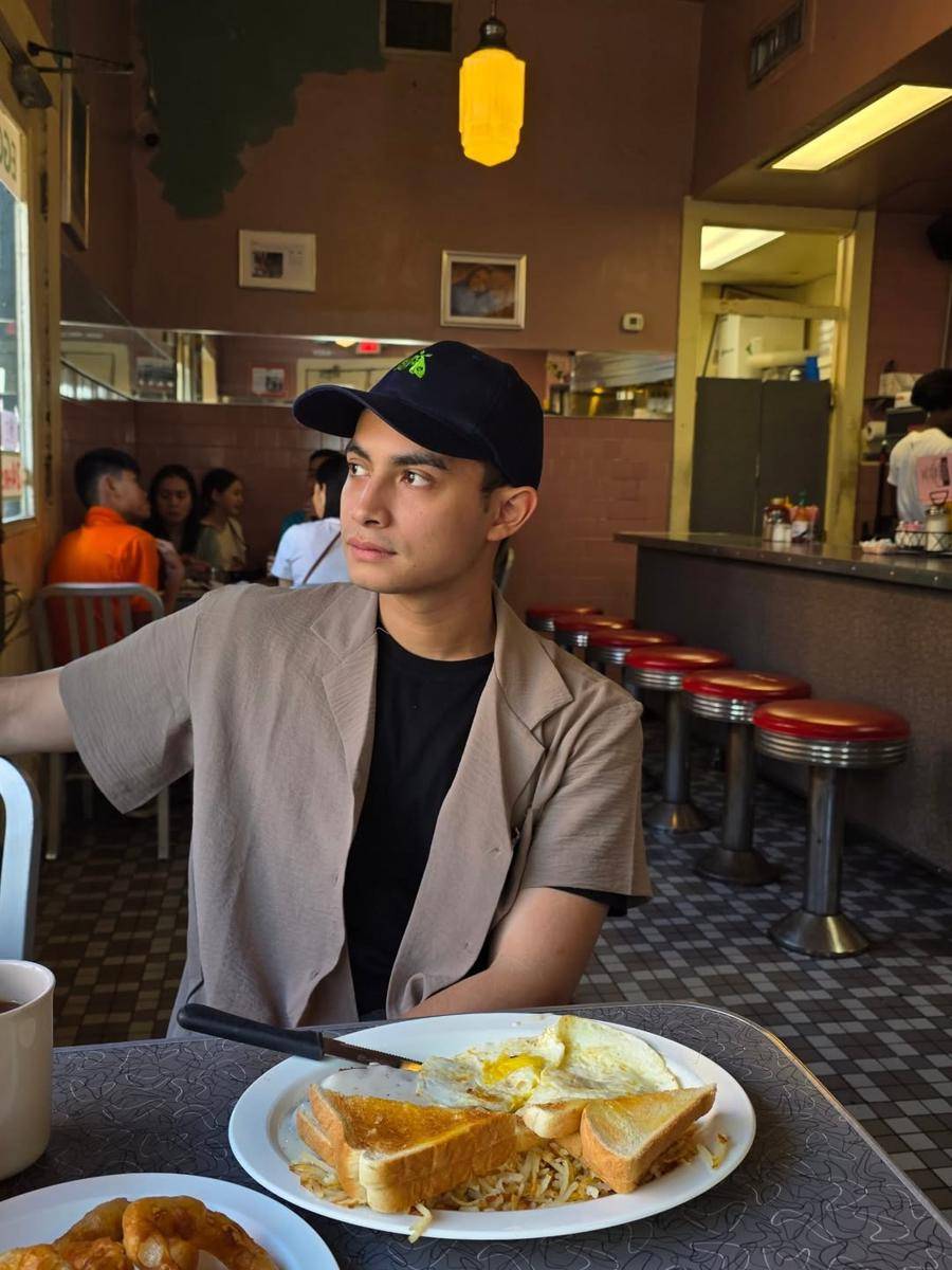 Omara Esteghlal makan di restoran favorit di Los Angeles (instagram.com/omara.esteghlal)