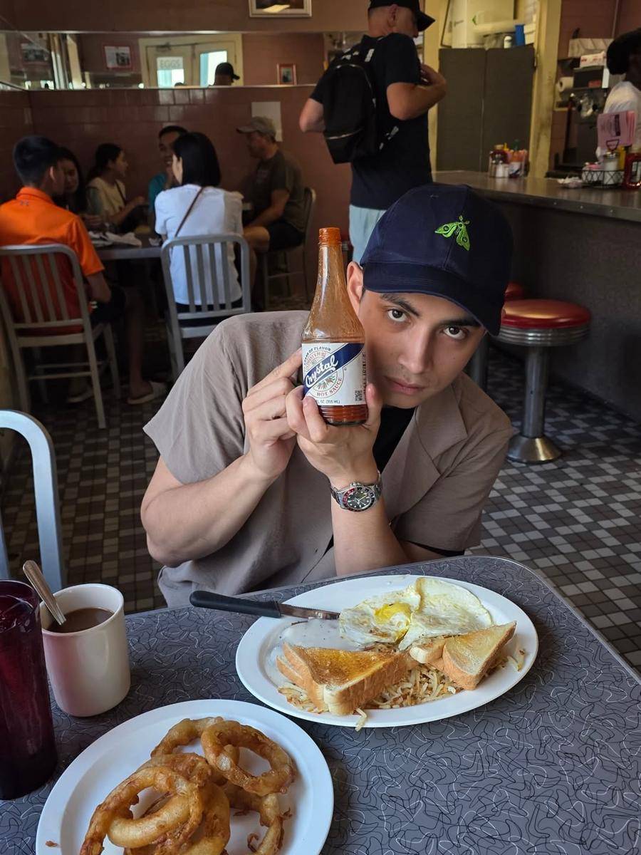 Omara Esteghlal makan di restoran favorit di Los Angeles (instagram.com/omara.esteghlal)